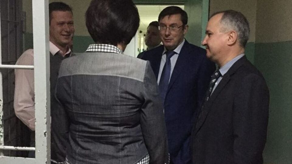 Луценко: Украина воюет с бандитами и варварами именно за то, чтобы все люди имели конституционные права