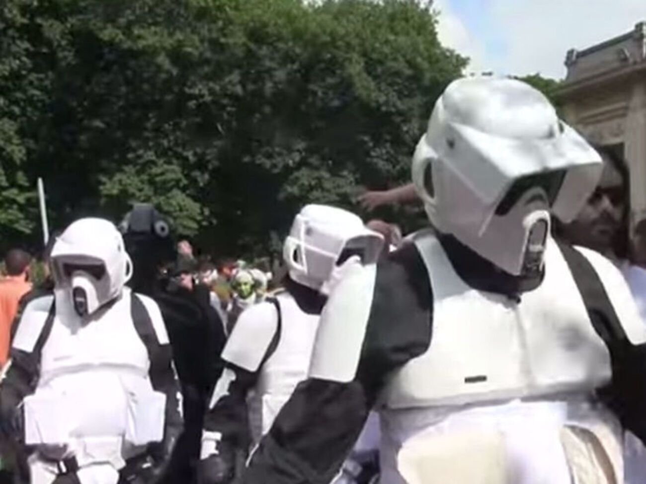 Переодетые в героев "Звездных войн" люди заполонили улицы Милана