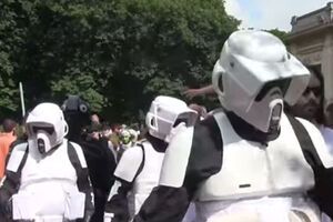 Переодетые в героев "Звездных войн" люди заполонили улицы Милана