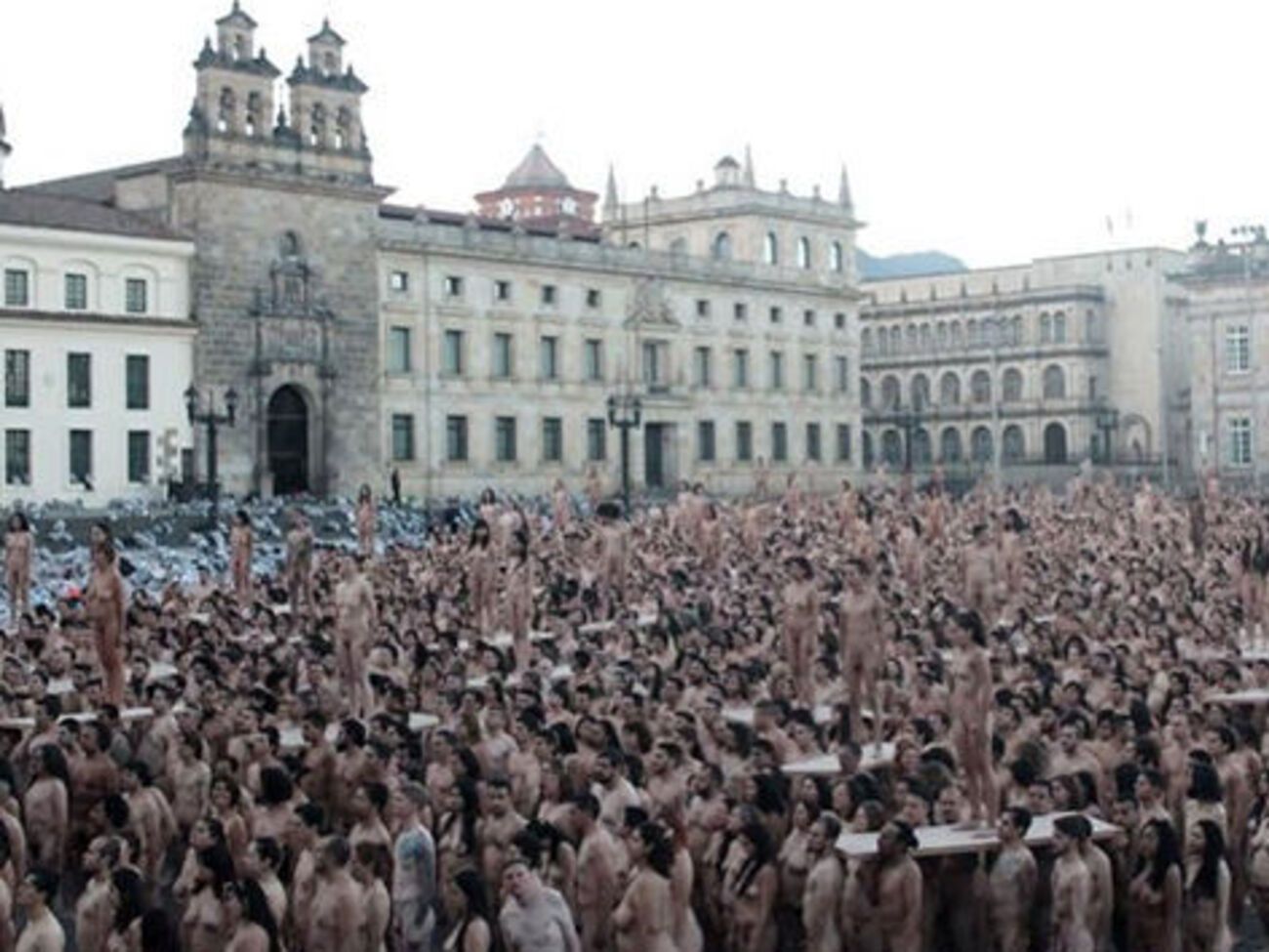 Люди обнажились ради мира на Земле