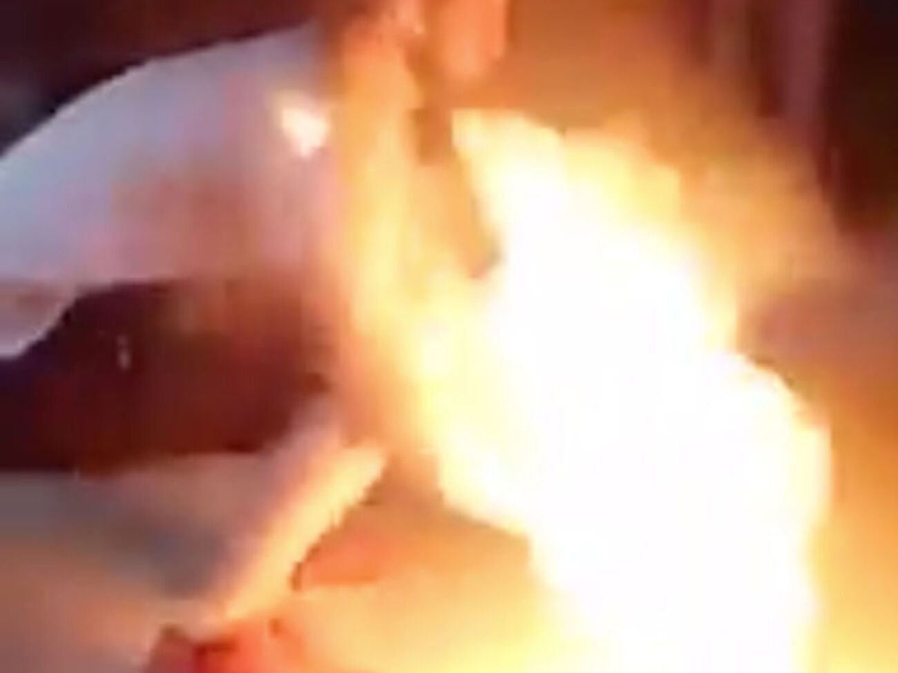 Мужчина поджег мяч и дорожку на баскетбольном поле