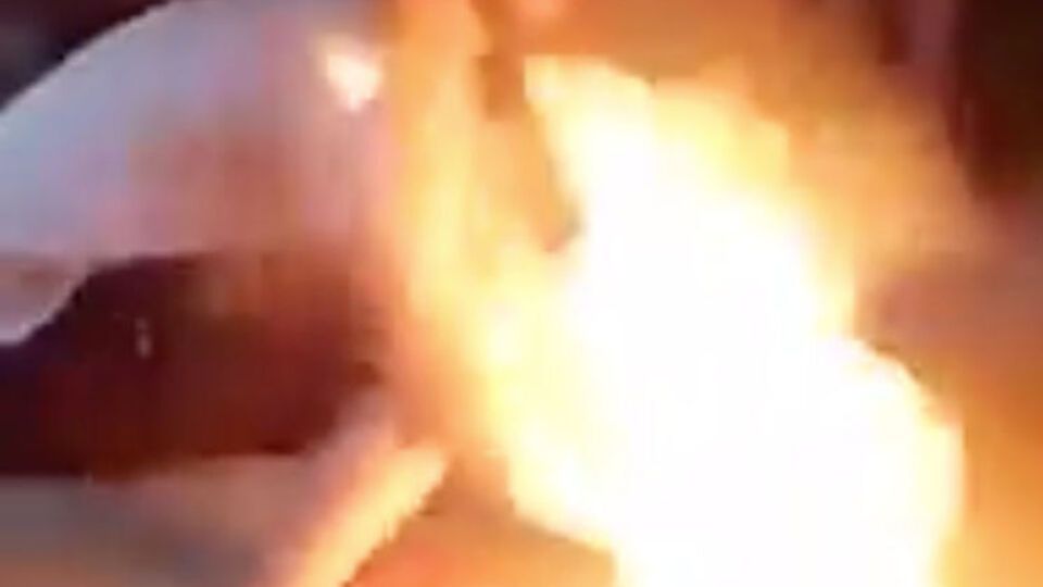 Мужчина поджег мяч и дорожку на баскетбольном поле