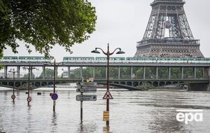 Уровень воды в реке Сена в Париже начинает медленно опускаться