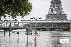 Уровень воды в реке Сена в Париже начинает медленно опускаться