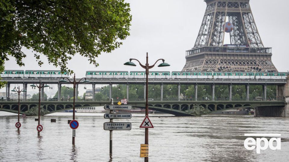 Уровень воды в реке Сена в Париже начинает медленно опускаться