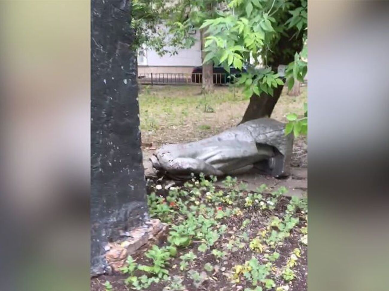 Неизвестные повалили памятник на землю при помощи веревки