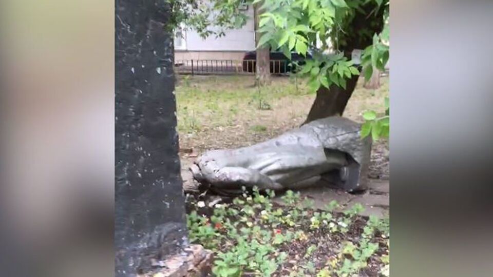Неизвестные повалили памятник на землю при помощи веревки