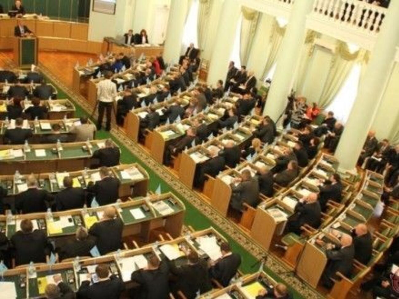 За обращение проголосовали 62 депутата из 84