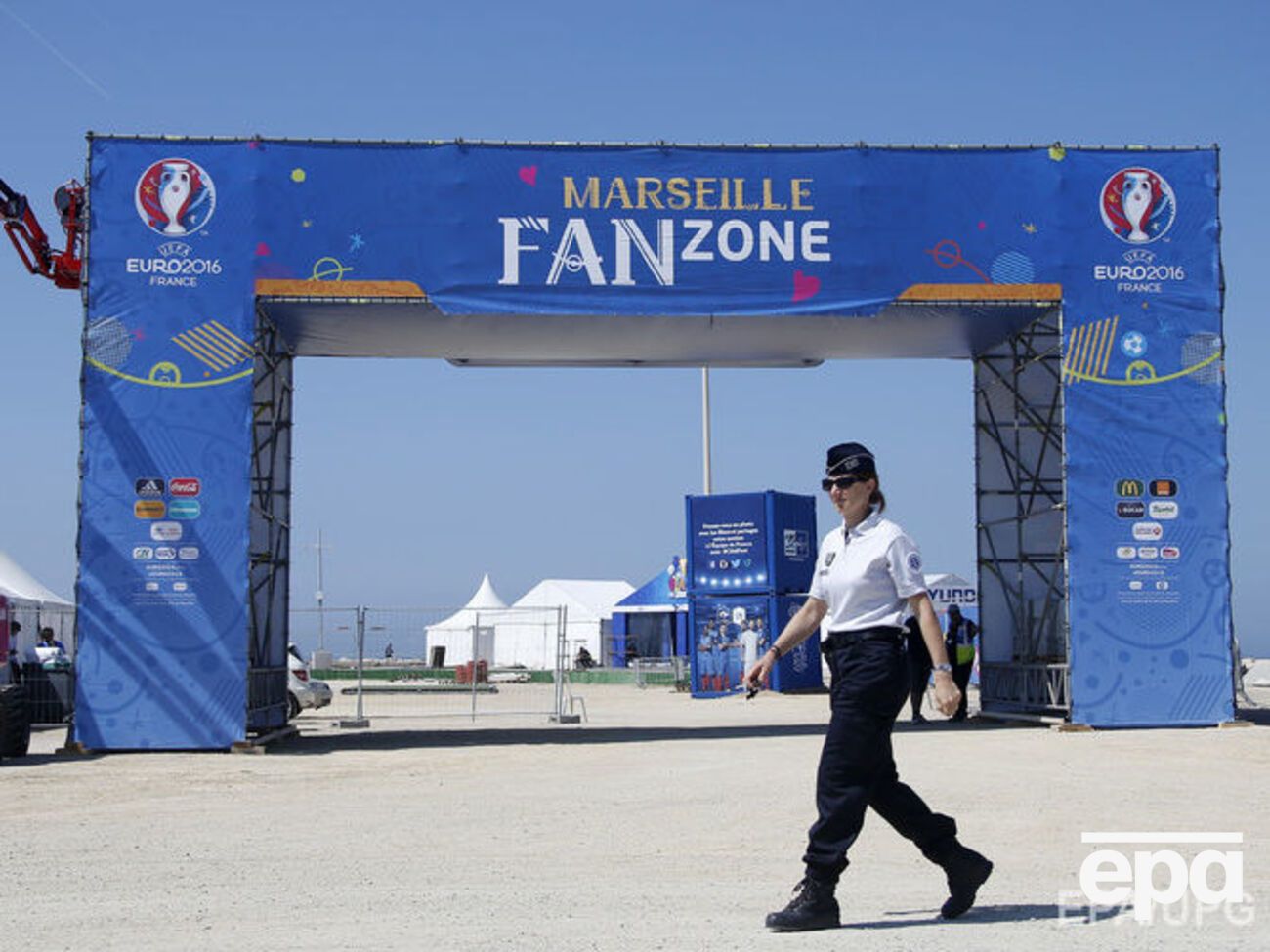 Британцам посоветовали&nbsp;сохранять бдительность и следовать указаниям французских властей