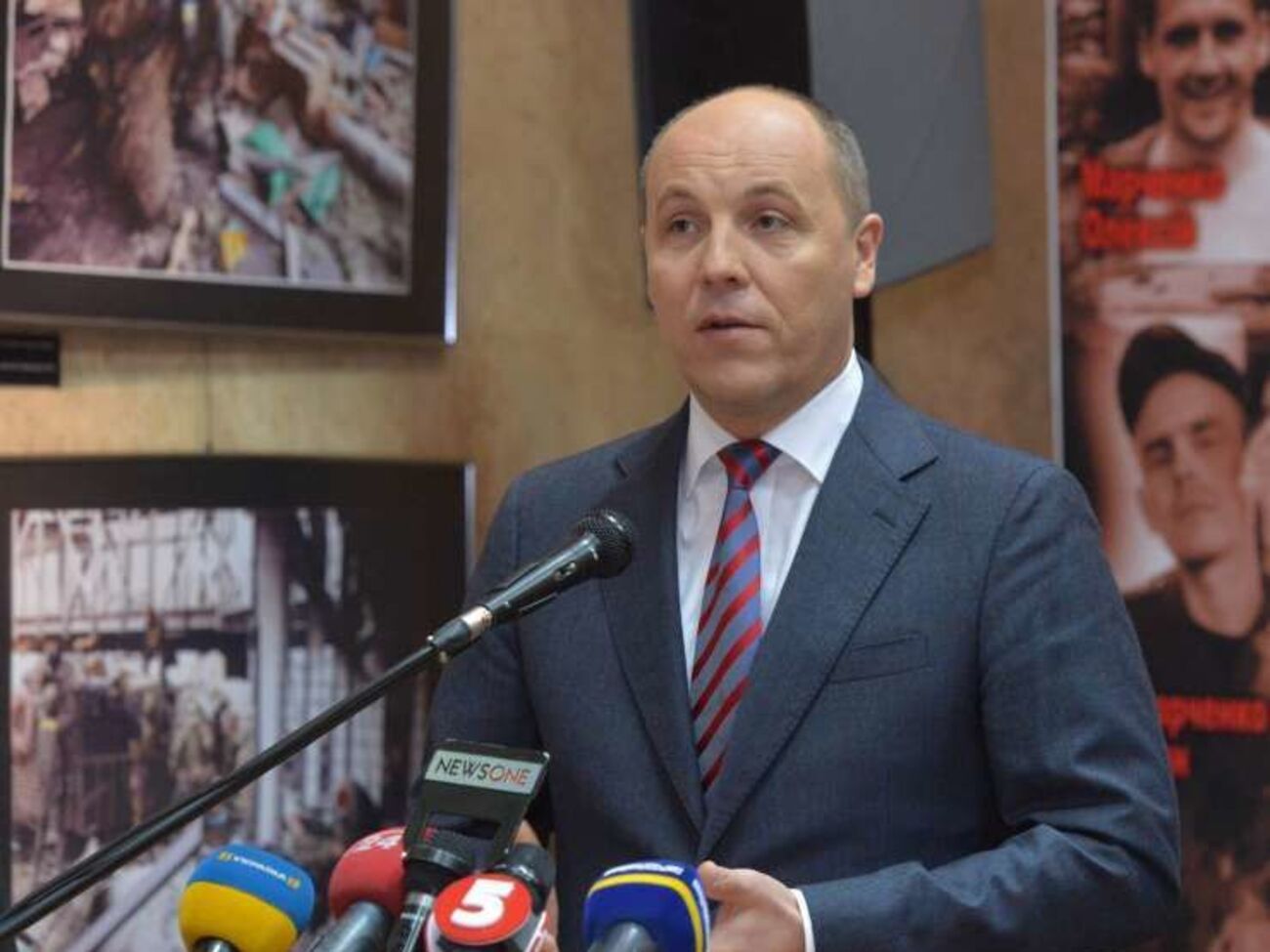 Парубий: Этой подписью и передачей президенту мы начинаем масштабную судебную реформу