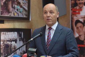 Парубий: Этой подписью и передачей президенту мы начинаем масштабную судебную реформу