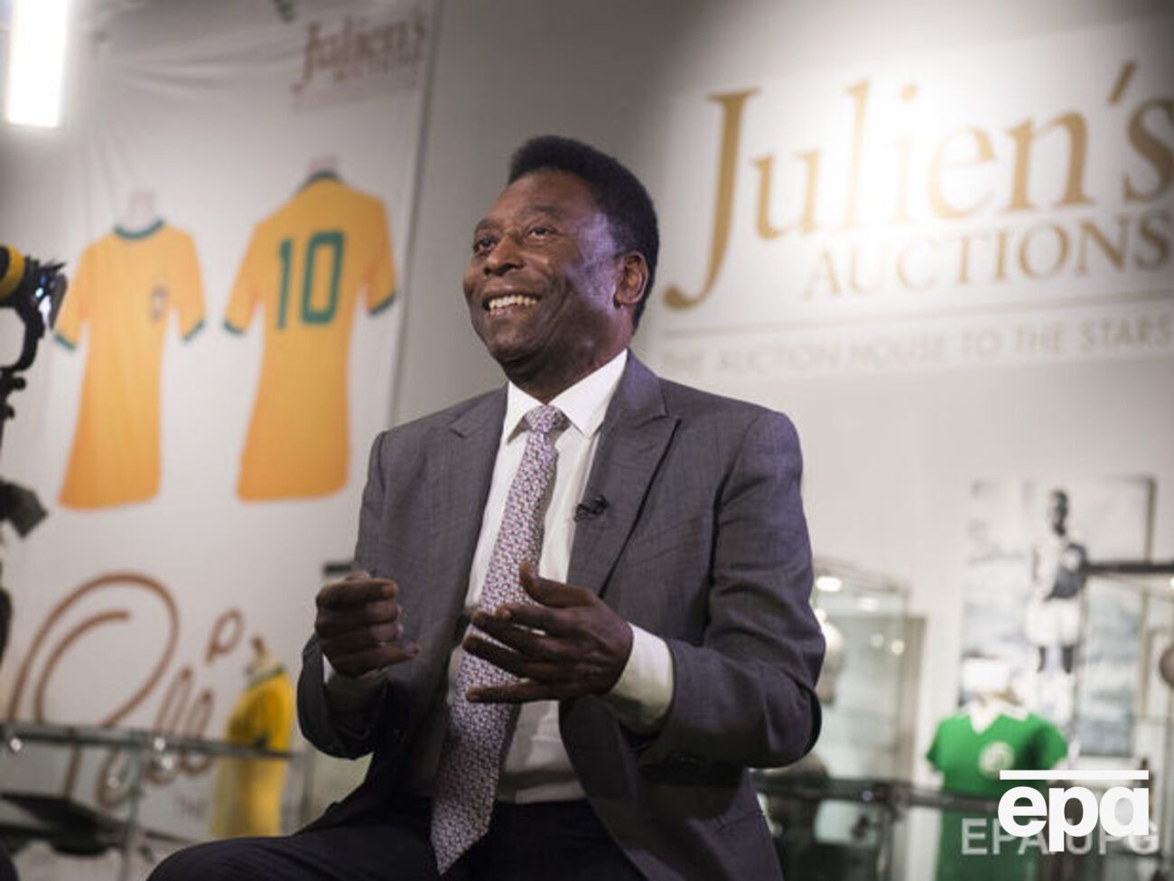 Часть прибыли от распродажи Пеле пожертвует на благотворительность