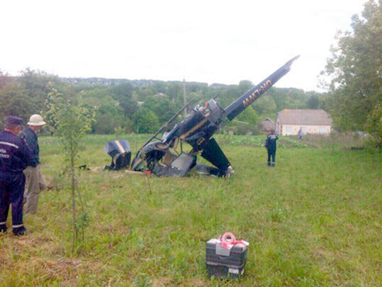 Вертолет зацепился за провода и упал