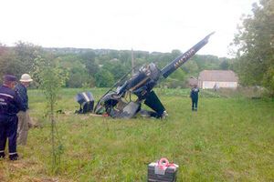 Вертолет зацепился за провода и упал
