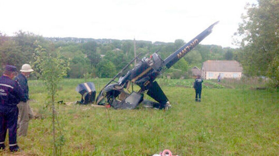 Вертолет зацепился за провода и упал