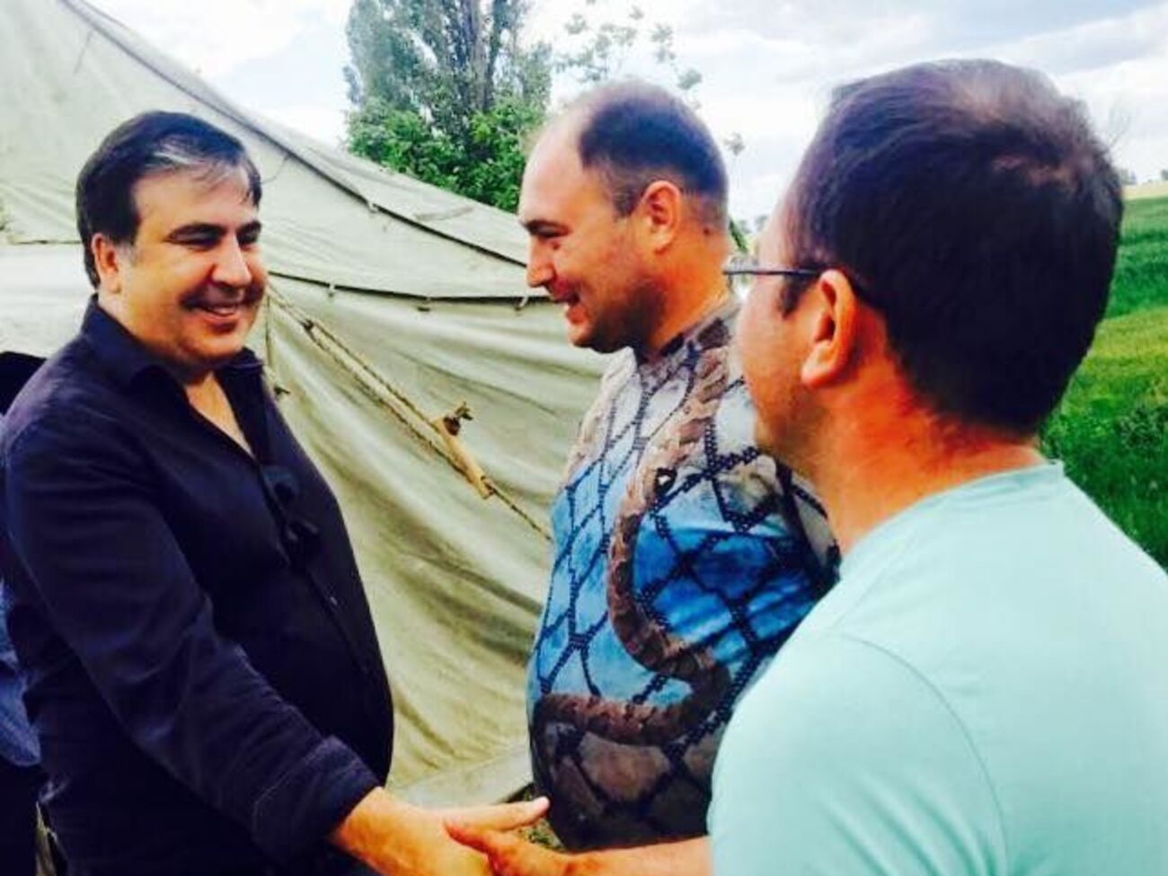 Михаил Саакашвили приветствует проезжающих по трассе водителей