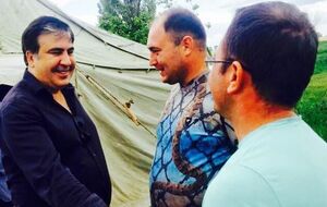 Михаил Саакашвили приветствует проезжающих по трассе водителей