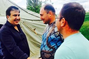 Михаил Саакашвили приветствует проезжающих по трассе водителей