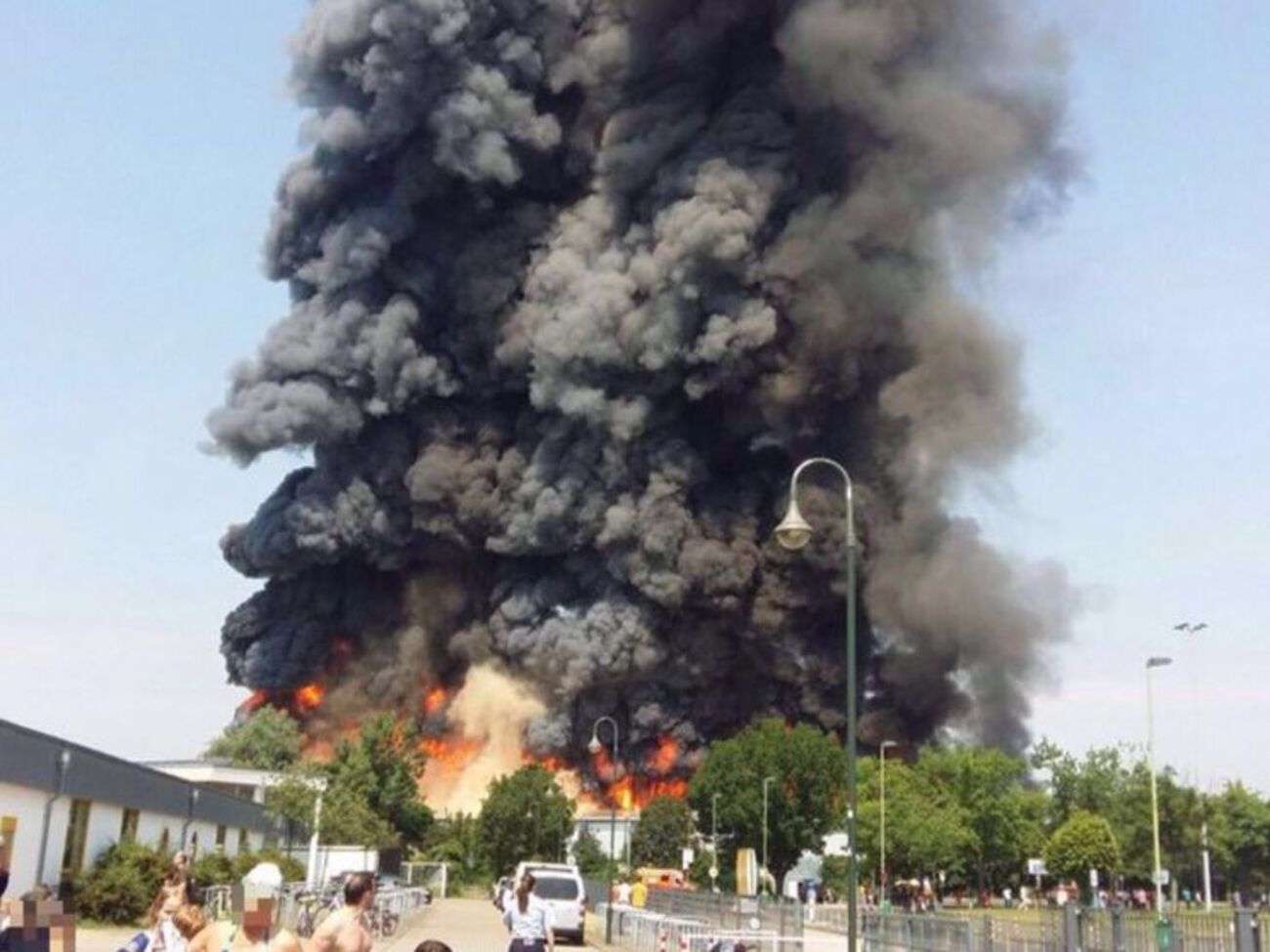 Столб дыма от пожара было видно за несколько километров