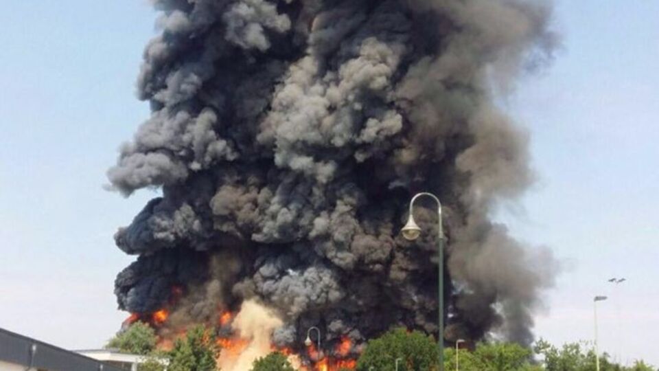 Столб дыма от пожара было видно за несколько километров