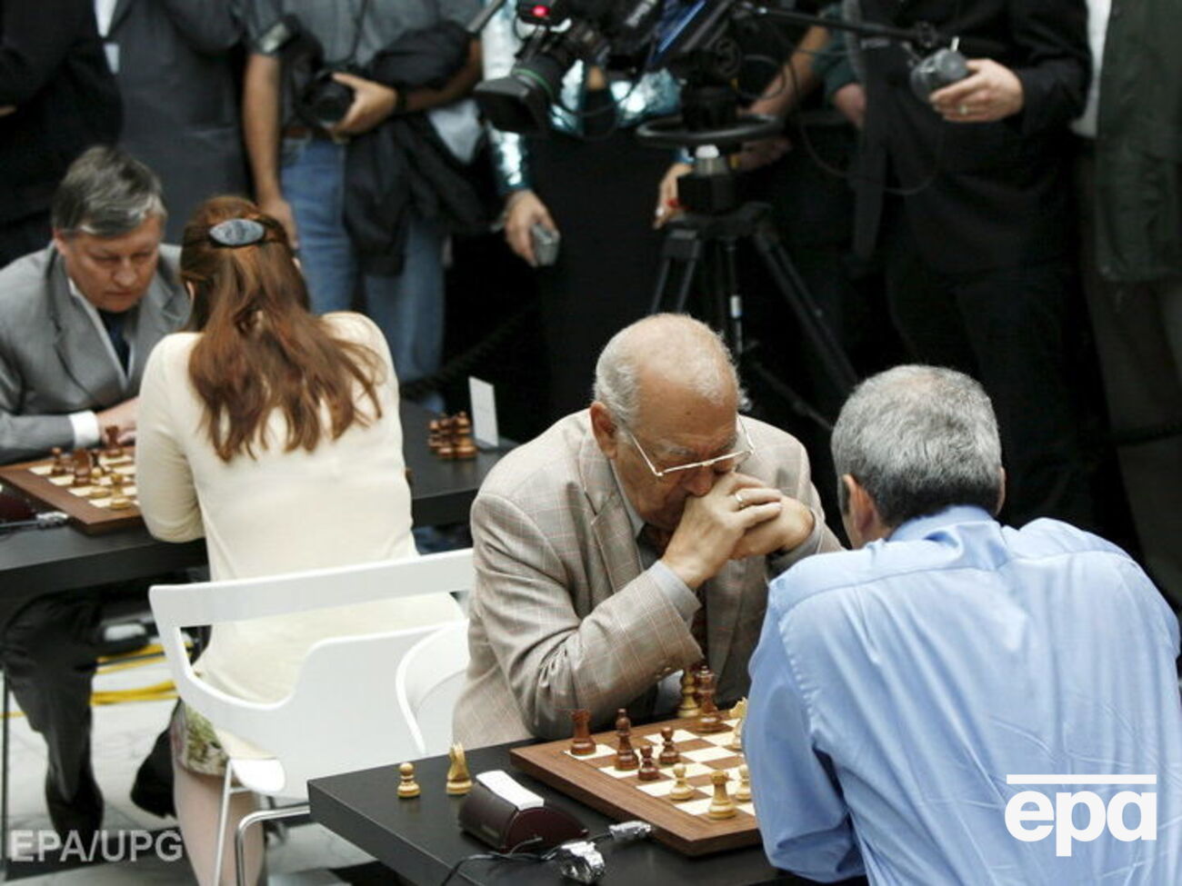 Корчной играет с Каспаровым, на заднем плане&nbsp;&ndash; Карпов