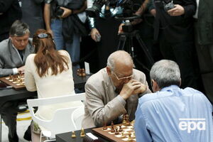 Корчной играет с Каспаровым, на заднем плане – Карпов