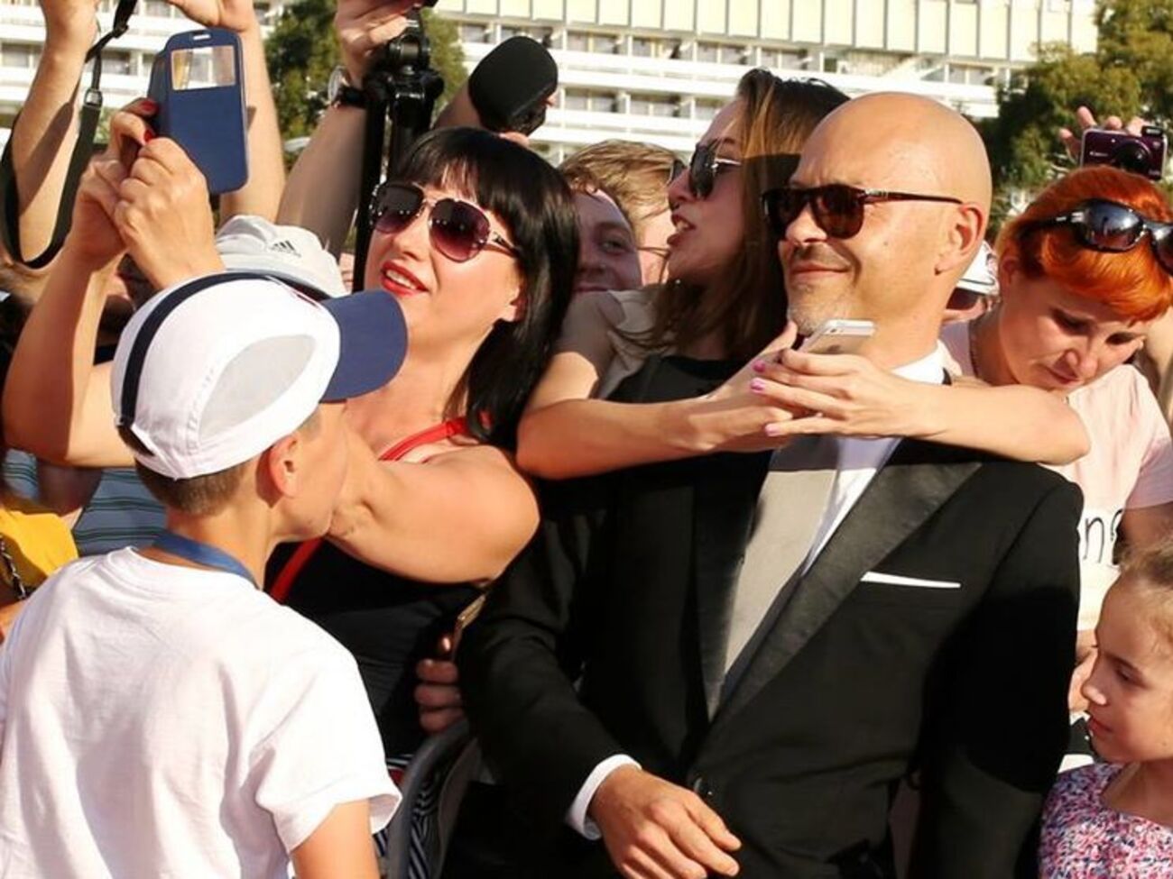 Бондарчук вызвал ажиотаж у фотографов и любителей делать селфи со звездами