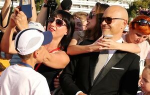 Бондарчук вызвал ажиотаж у фотографов и любителей делать селфи со звездами