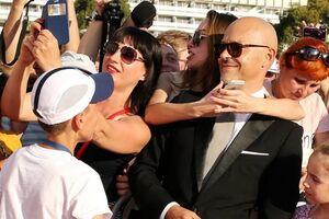 Бондарчук вызвал ажиотаж у фотографов и любителей делать селфи со звездами