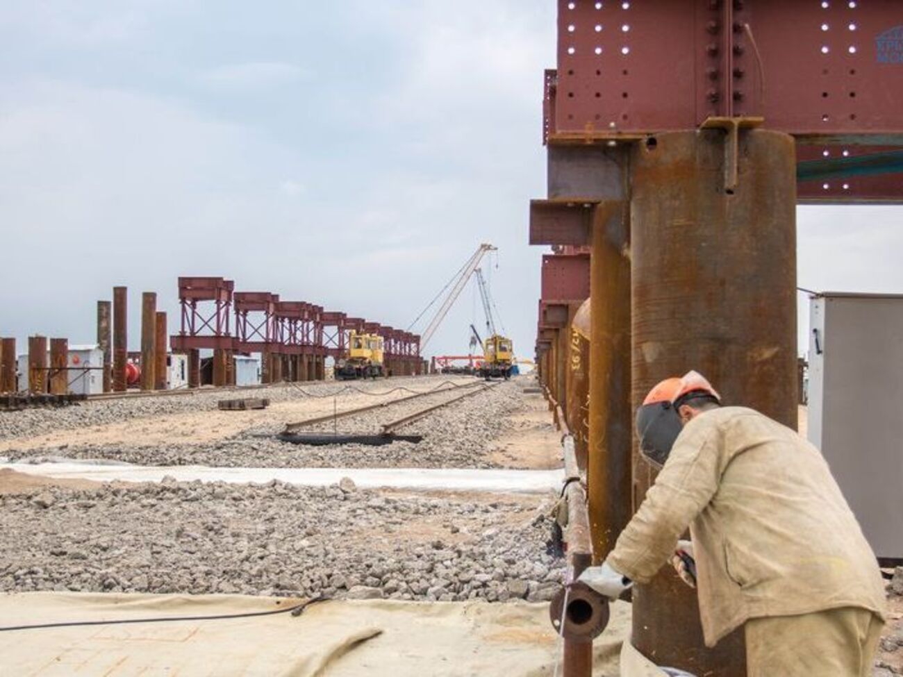 Лето-осень текущего года являются ключевым периодом для установки опор автомобильной части моста