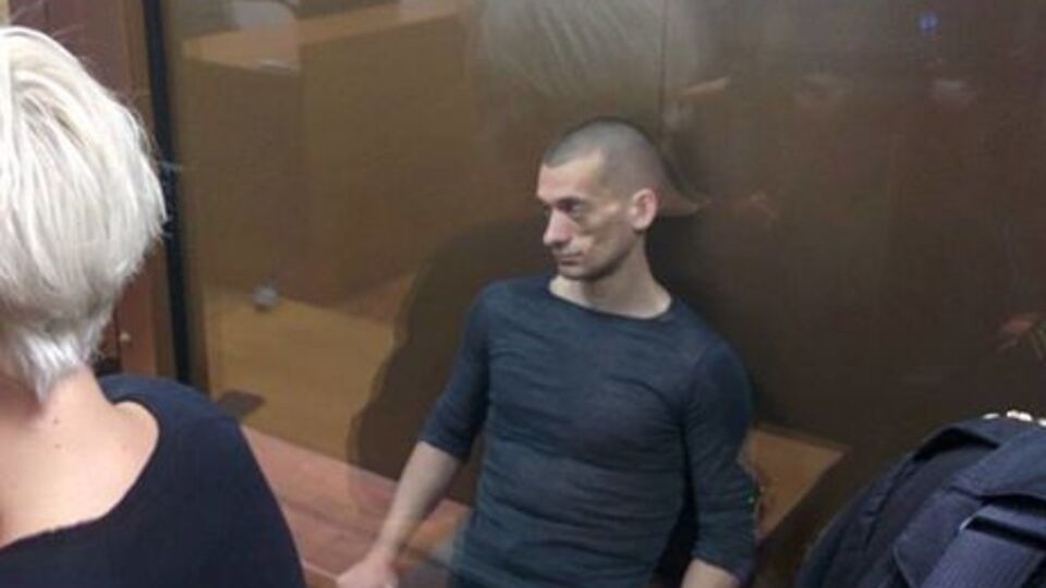 В ноябре 2015 года Петр Павленский поджег главный вход в здание ФСБ