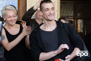 Акционист Павленский вышел на свободу. Фоторепортаж