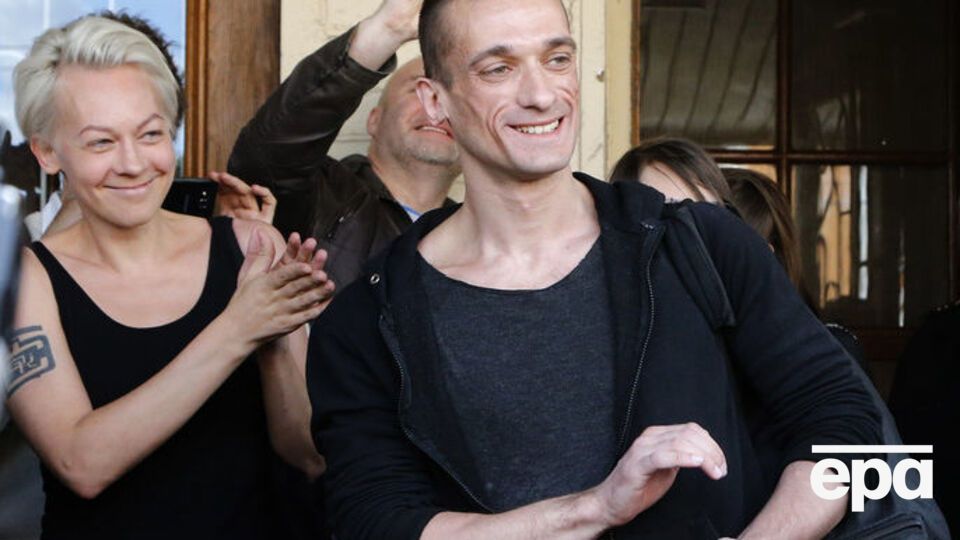 Акционист Павленский вышел на свободу. Фоторепортаж