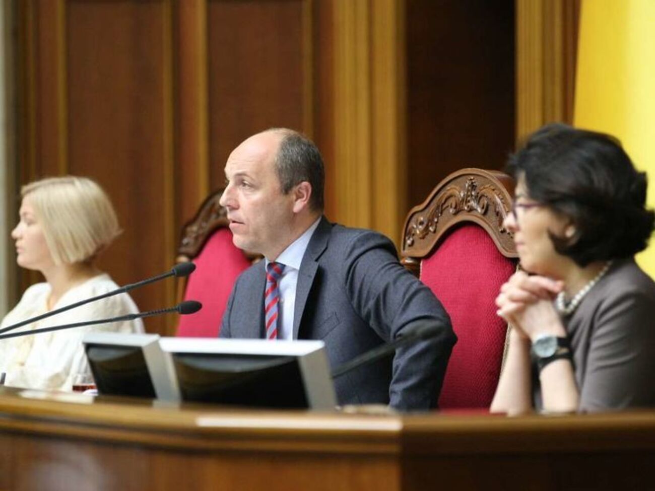 Парубий (в центре) является одним из авторов обращения к вселенскому патриарху