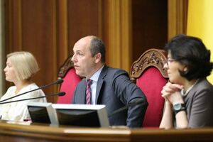 Парубий (в центре) является одним из авторов обращения к вселенскому патриарху