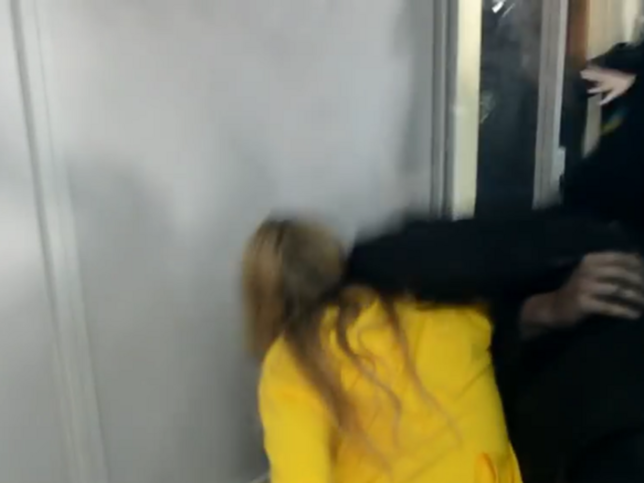 На кадрах видно, что силовики грубо обходятся с Заверухой