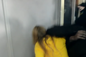 На кадрах видно, что силовики грубо обходятся с Заверухой