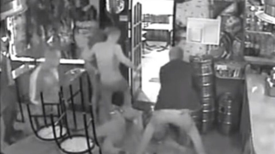 Неизвестные избили посетителя кафе