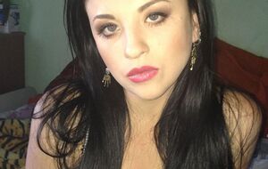Лизгунова в сольном проекте взяла псевдоним Liz Gun