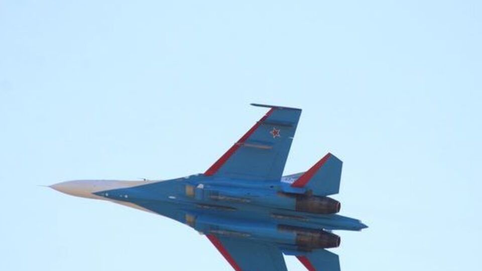 По данным агентства ТАСС, упавший самолет входил в состав пилотажной группы "Русские витязи" воздушно-космических сил России