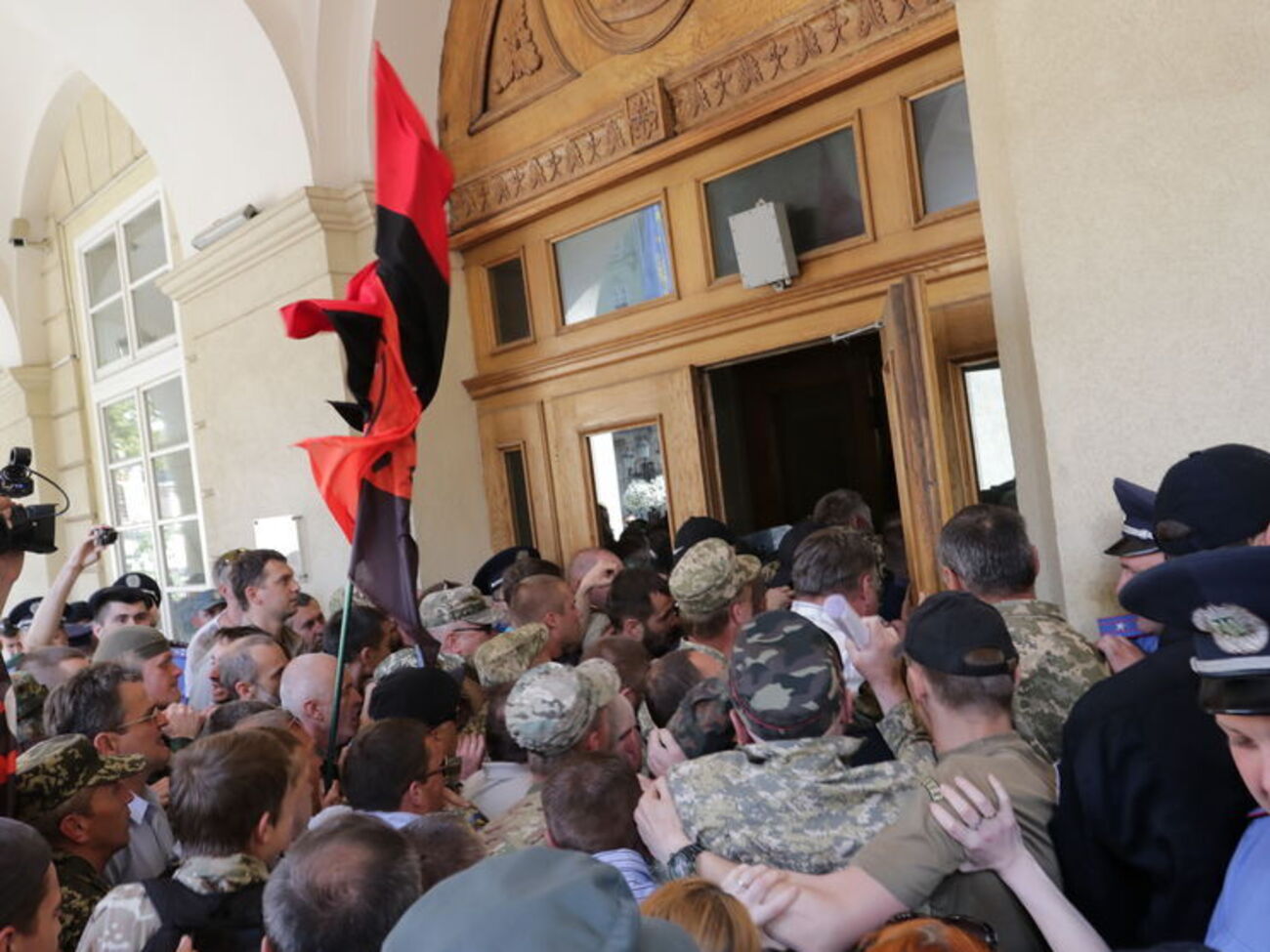 Протестующие пытались прорваться в здание ратуши