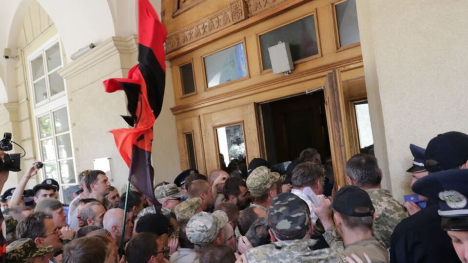 Протестующие пытались прорваться в здание ратуши