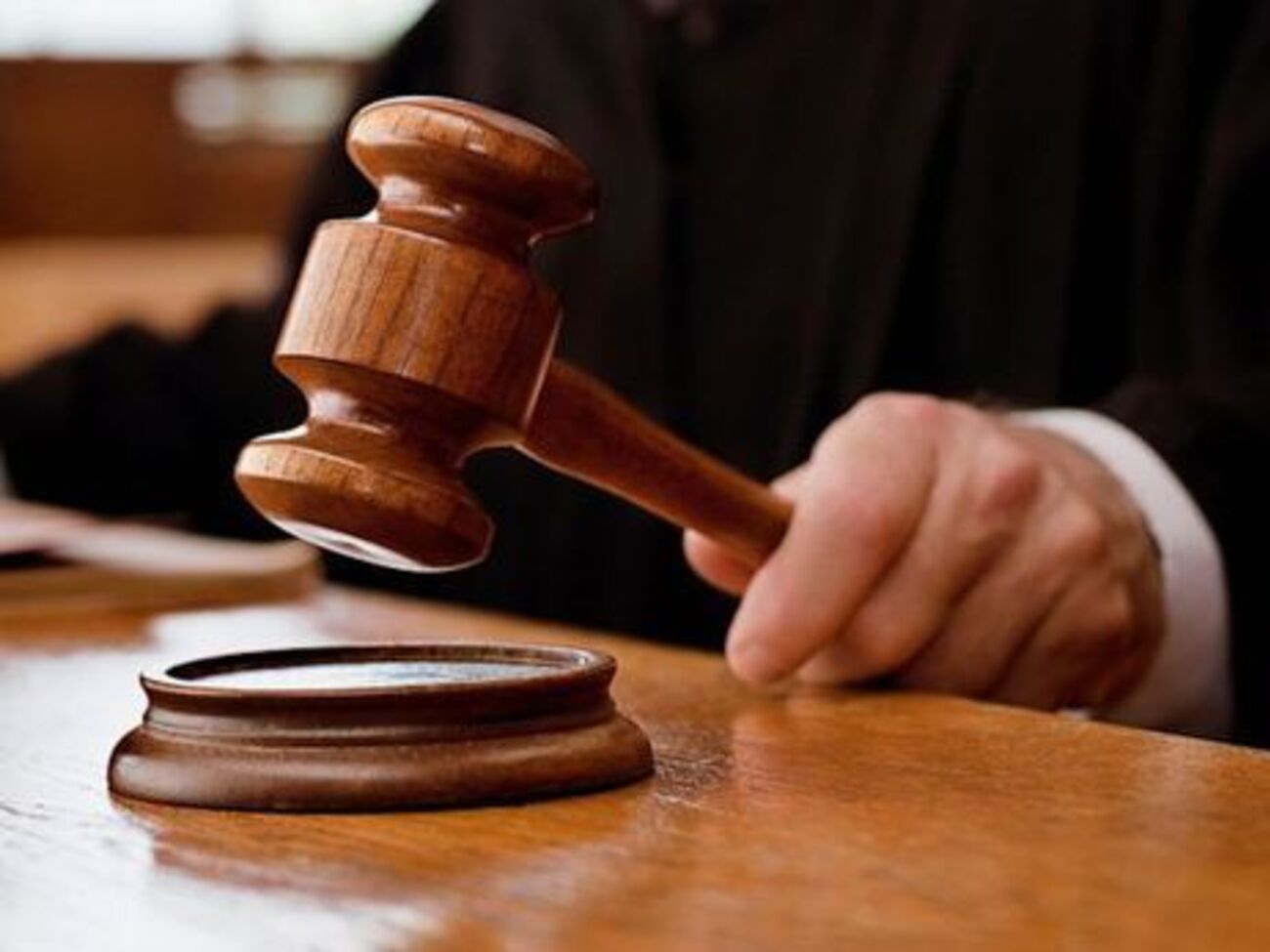 Суд отложил иск Иванющенко к Лещенко до конца лета