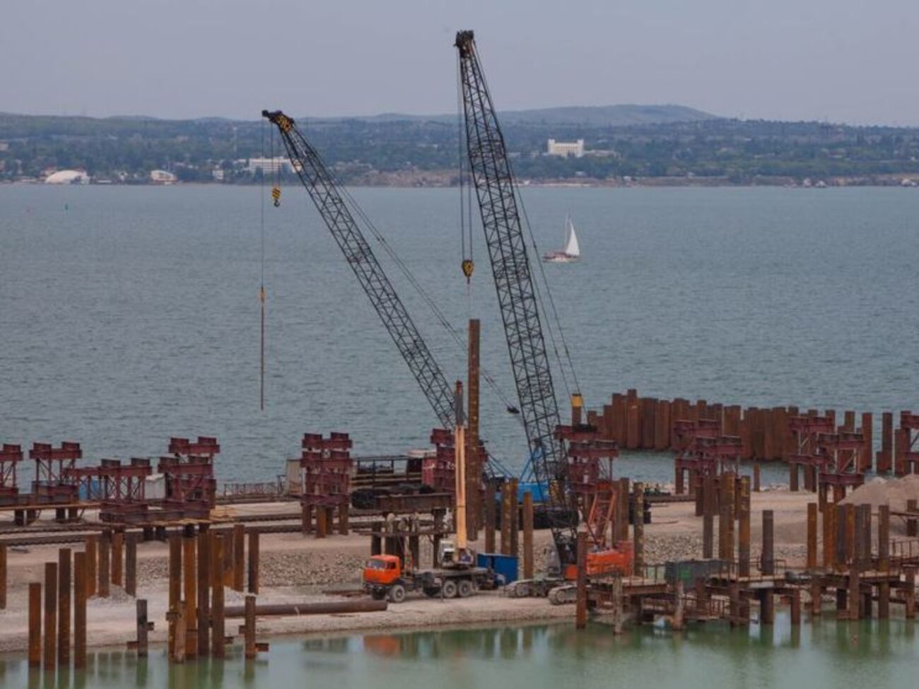 Мост могут строить из ядовитых стройматериалов, заявил "депутат"