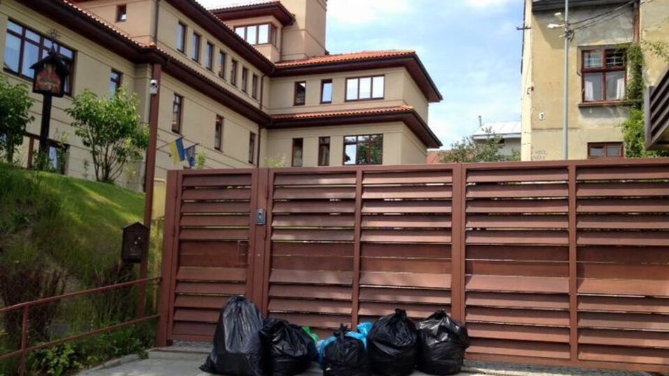 У дома Садового сложили пакеты с мусором
