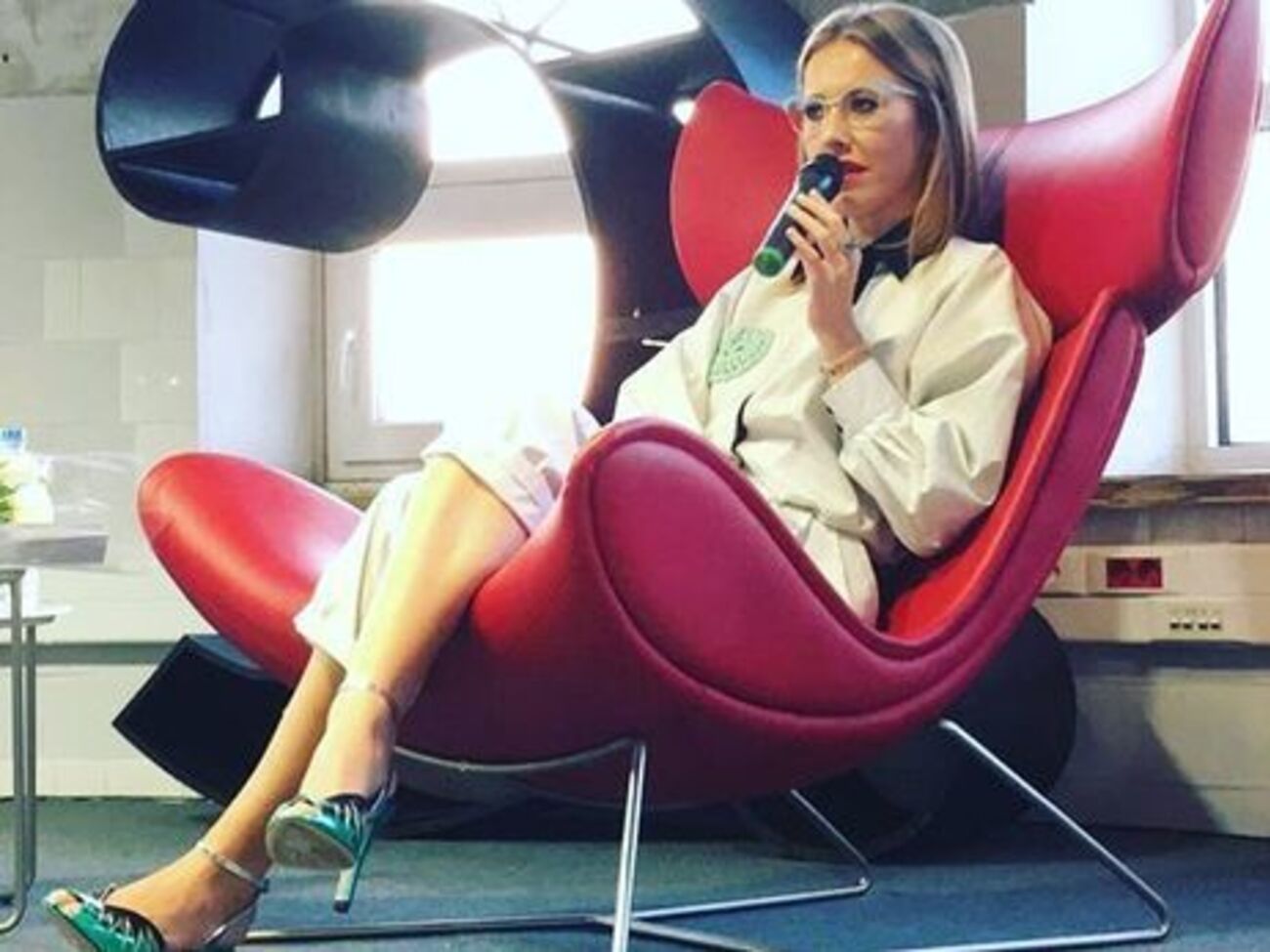 Собчак назвала стюардессу хозяйкой шлагбаума