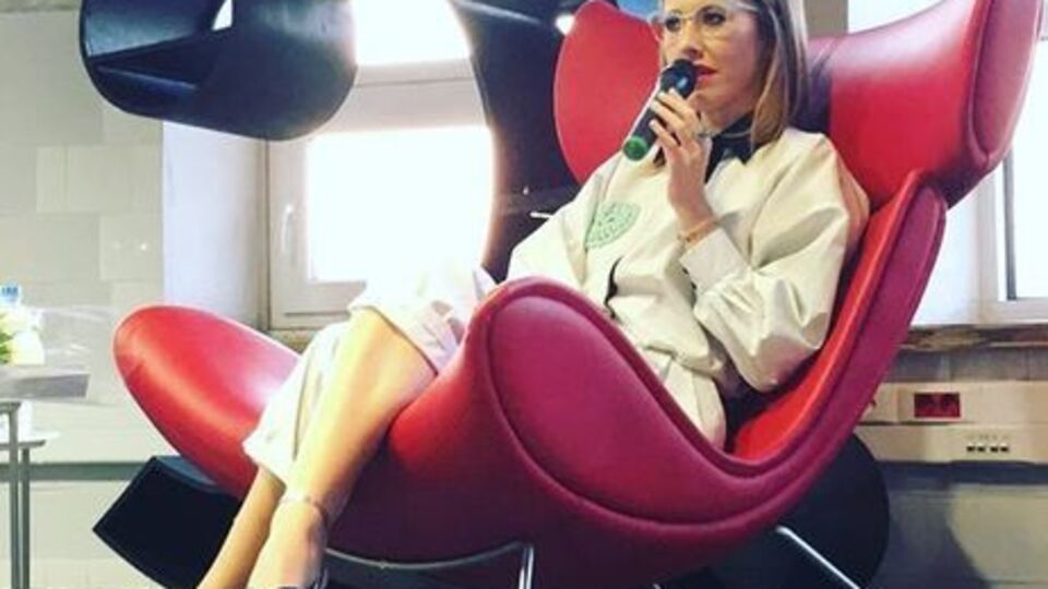 Собчак назвала стюардессу хозяйкой шлагбаума