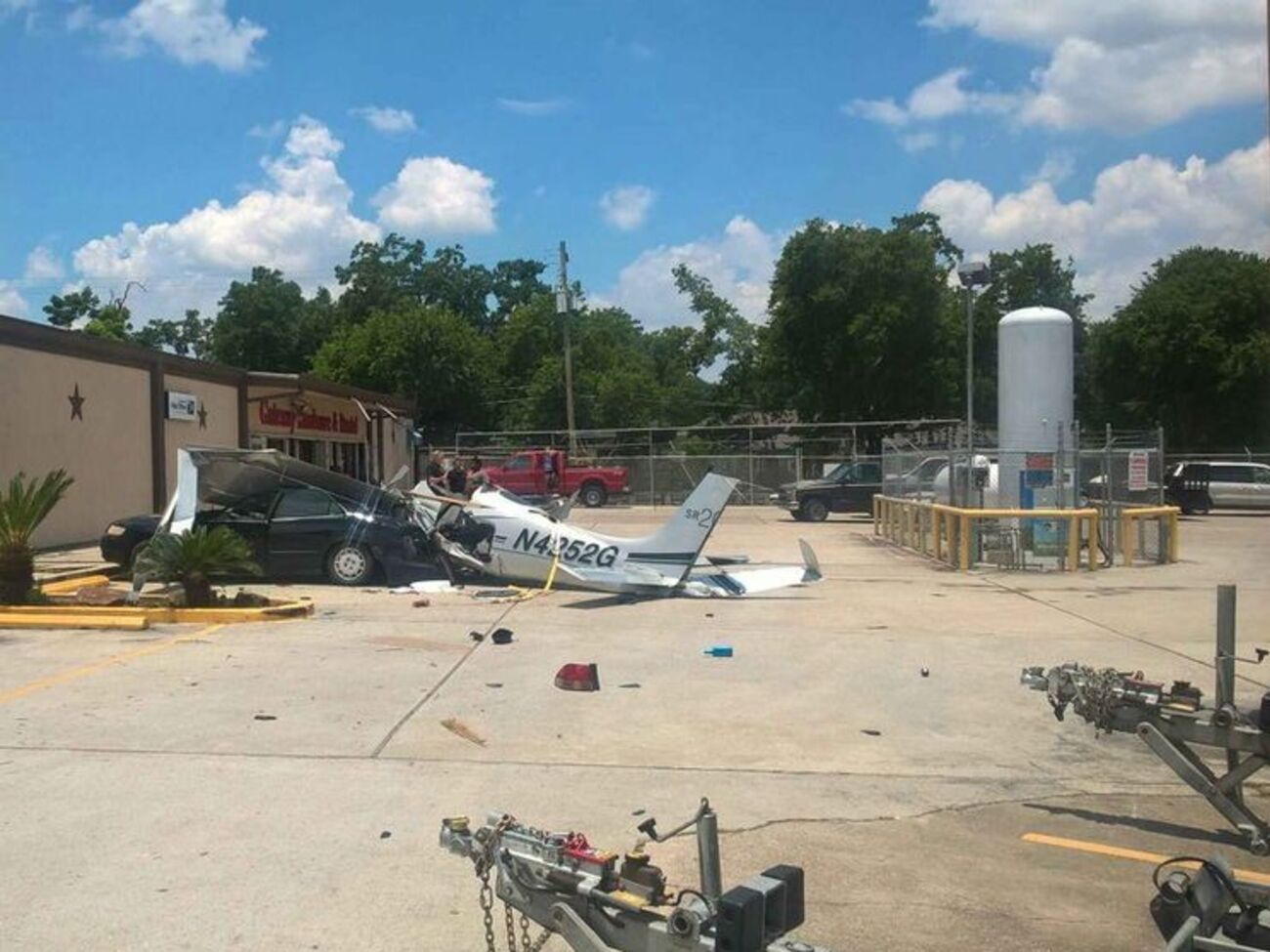 Самолет раздавил Honda Accord