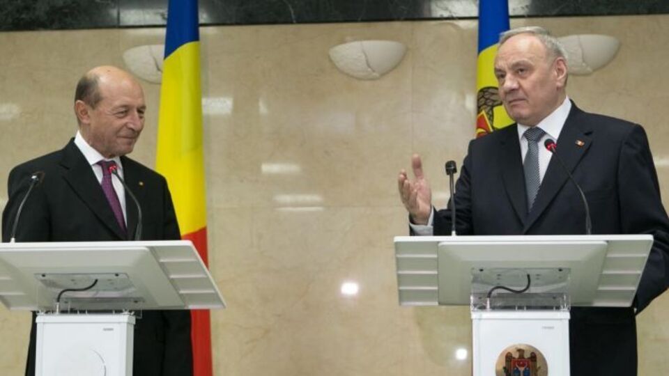 Бэсеску (слева) и Тимофти