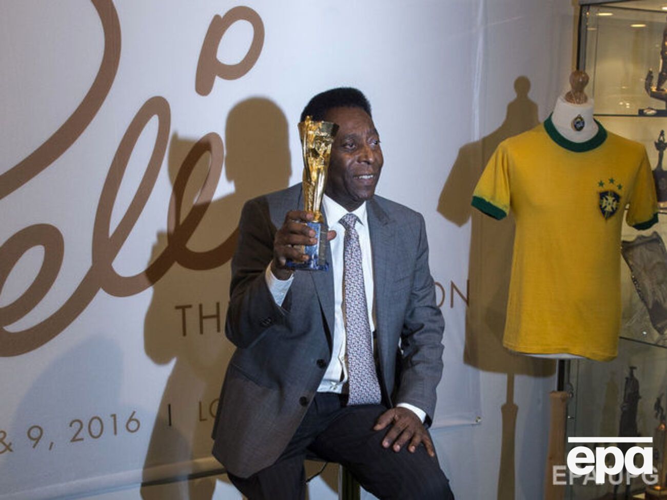 Пеле расстался с копией Кубка мира